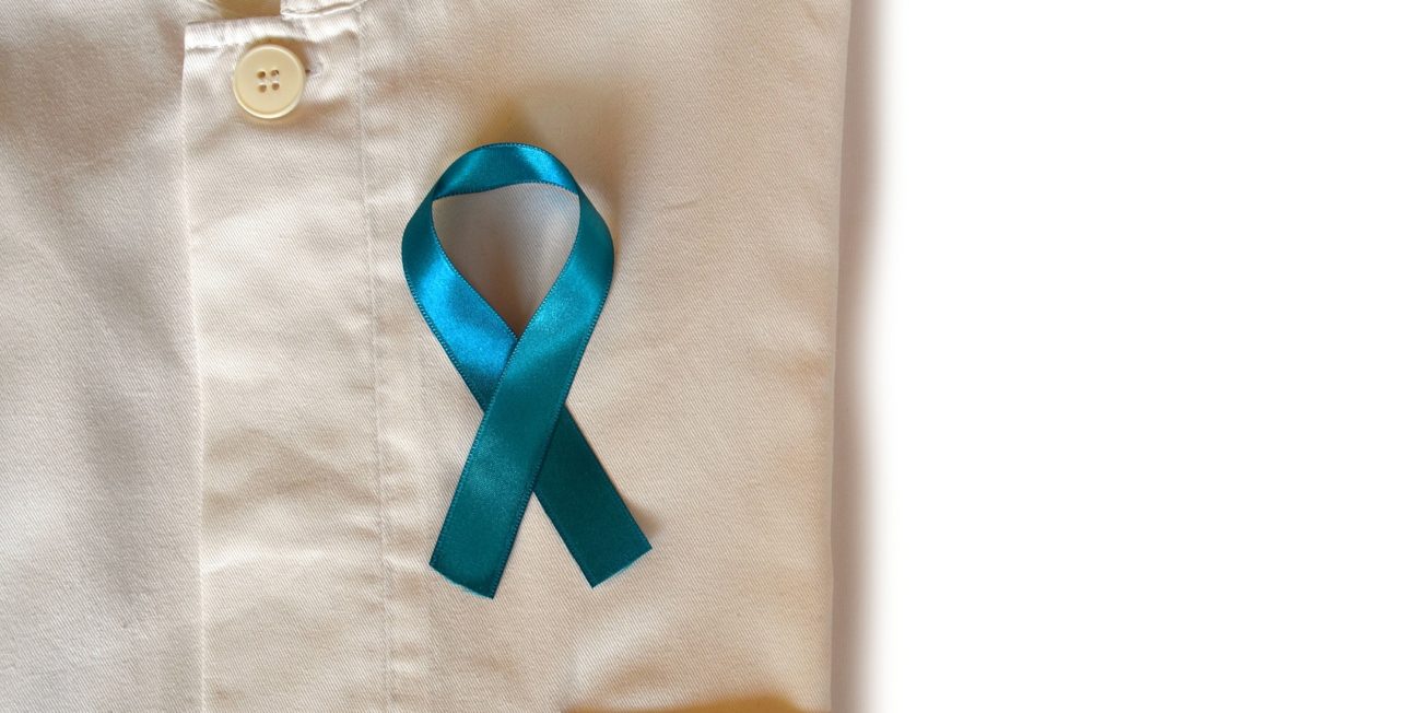 Blå rosett för prostatacanceröverlevare.