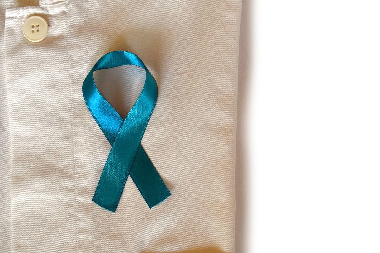 Blå rosett för prostatacanceröverlevare.