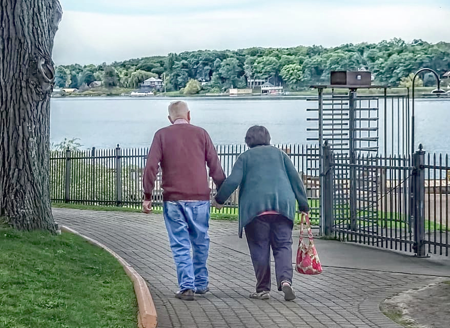 Äldre par promenerar