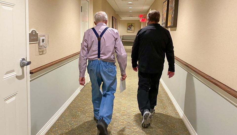 Två personer som går i en korridor.
