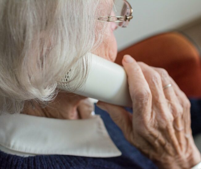 Äldre kvinna som pratar i telefon