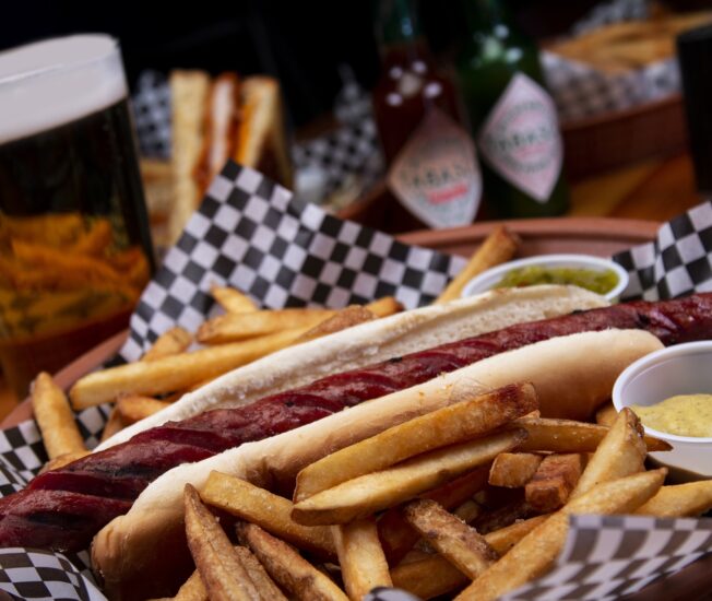 Bild på en korv med bröd och pommes frites