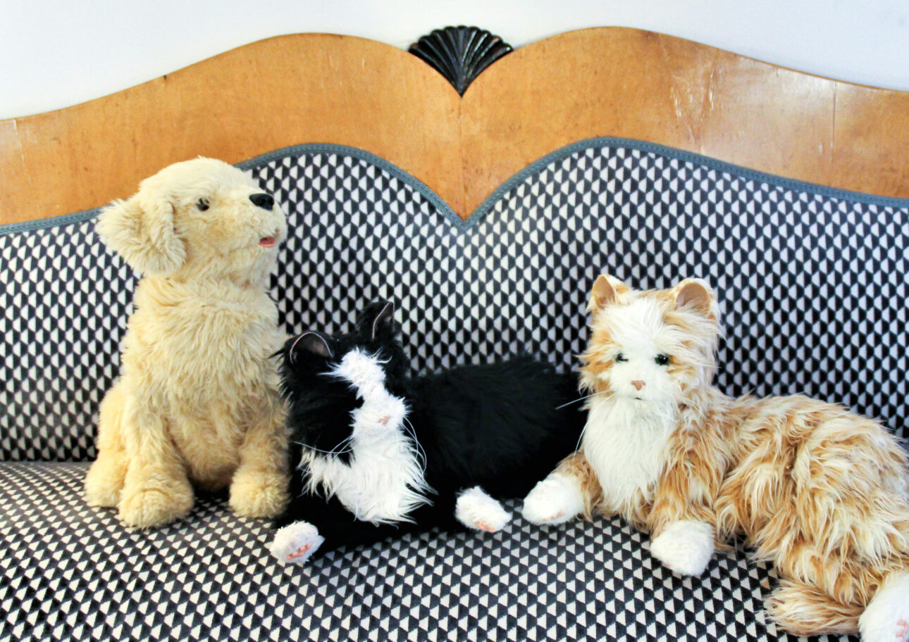 Tre robotdjur i en soffa