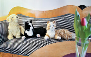 Tre robotdjur i en soffa