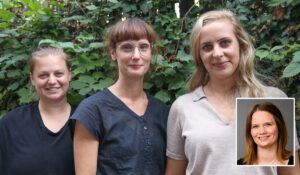 Tre kvinnor mot buskig bakgrund