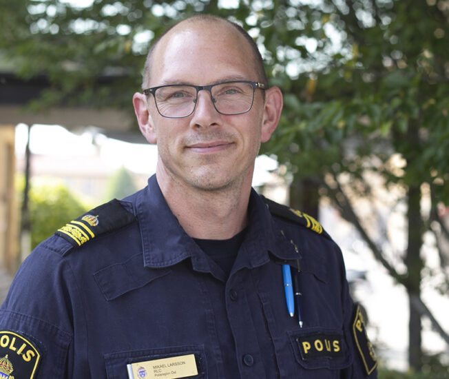 Porträttbild på polisen Mikael Larsson