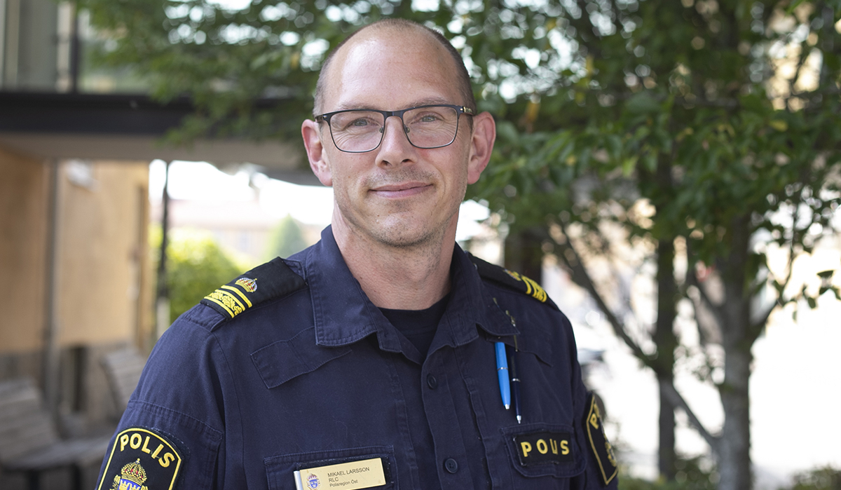 Porträttbild på polisen Mikael Larsson