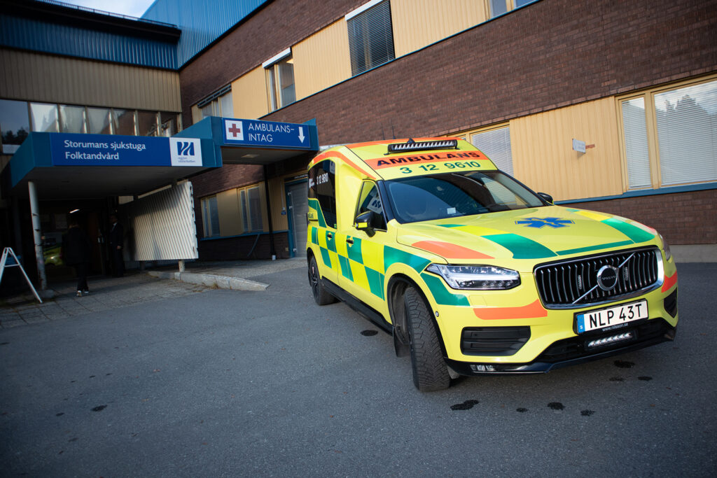 Ambulans framför en sjukstuga