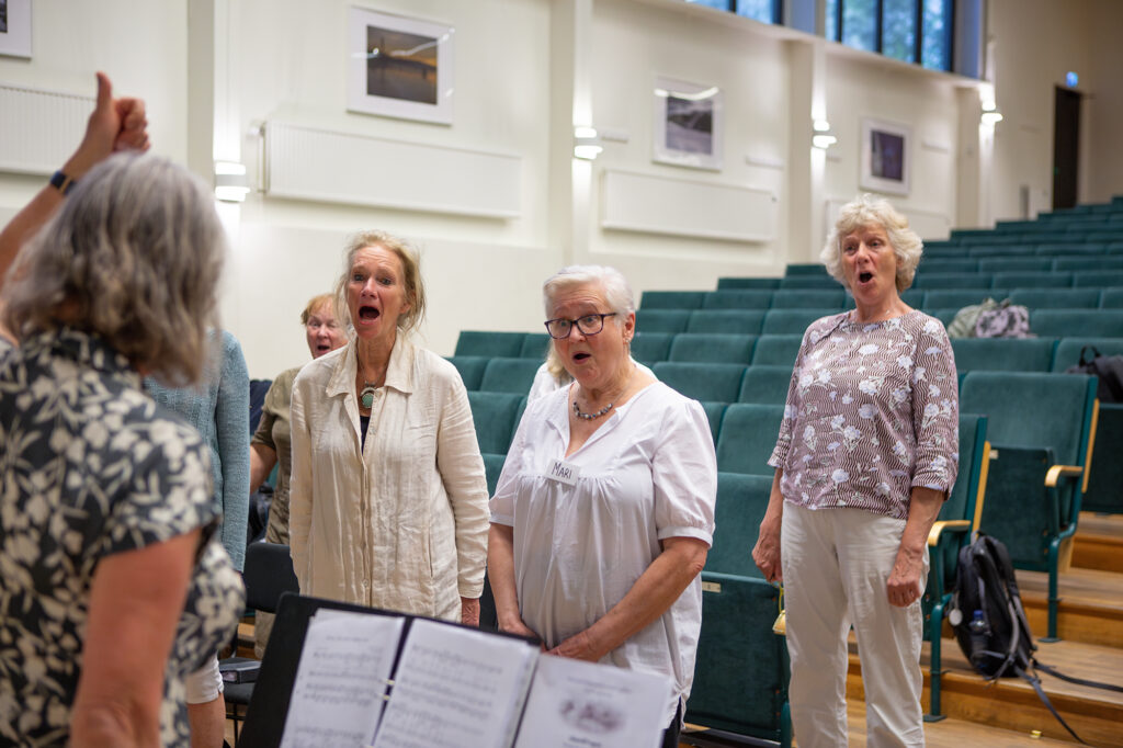 Äldre kvinnor står och sjunger