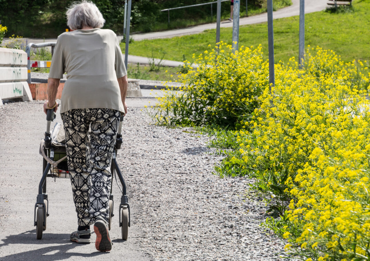 Äldre kvinna som går med en rullator