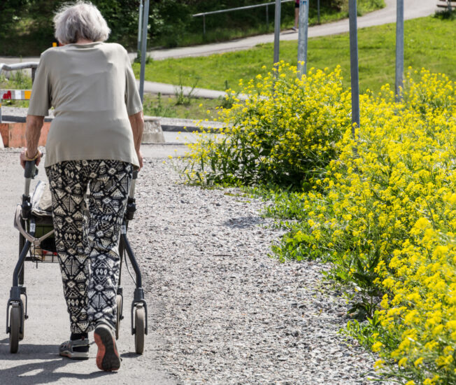 Äldre kvinna som går med en rullator