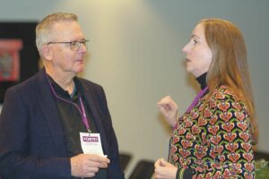 En pratstund med gamla studentkamraten Maria Vigren, Svenska Miljöinstitutet, efter föreläsningen. Foto: Enikö Arnell-Szurkos