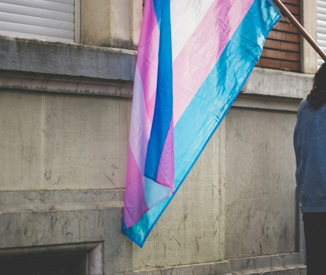 Kvinna håller i en transflagga