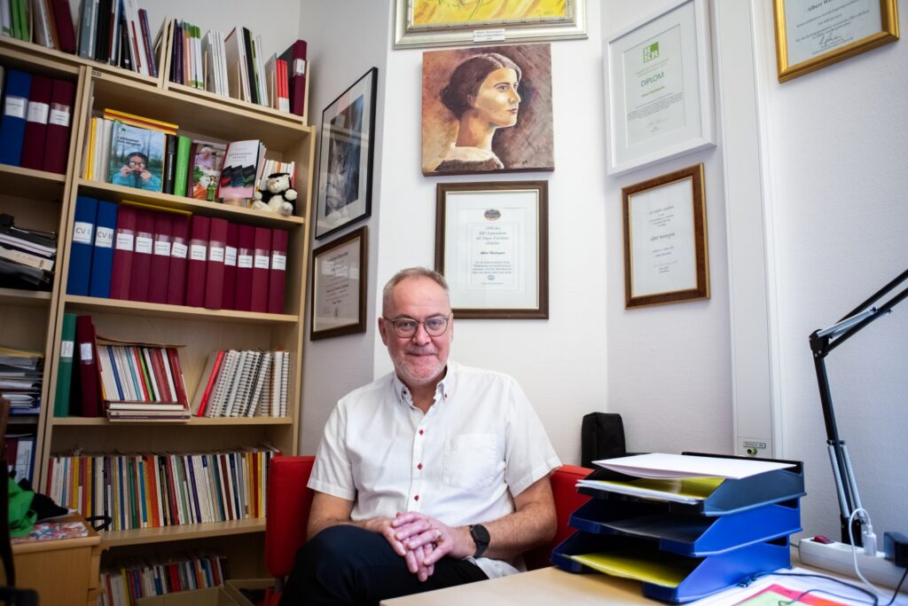 Foto på Albert Westergren i ett hörn av sitt kontor