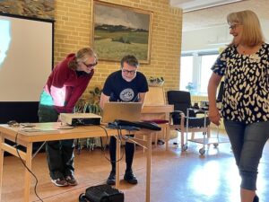 Förberedelser inför föredrag i Löderup, tillsammans med kollegan Anna Bengtsson. Samordnaren på Seniorgården, xxx hjälpte till med tekniken.