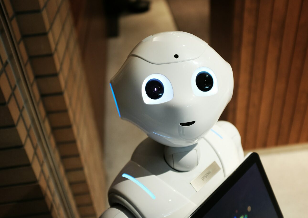 Social robot tittar in i kameran