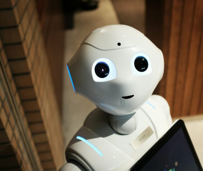 Social robot tittar in i kameran