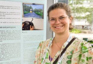 Katarina Fällman står framför en vetenskaplig poster som hon har gjort