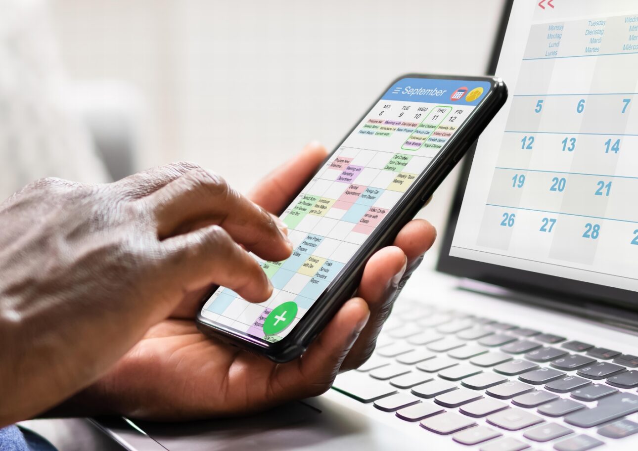 Person tittar i sin mobila kalender