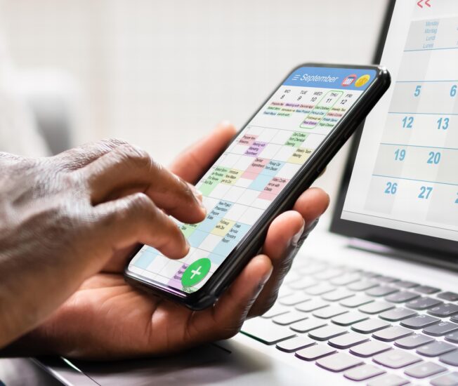Person tittar i sin mobila kalender