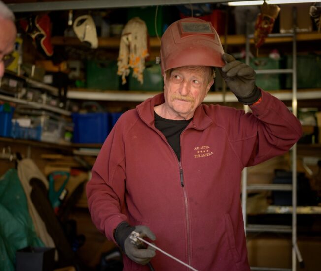 Äldre man arbetar inom industrin