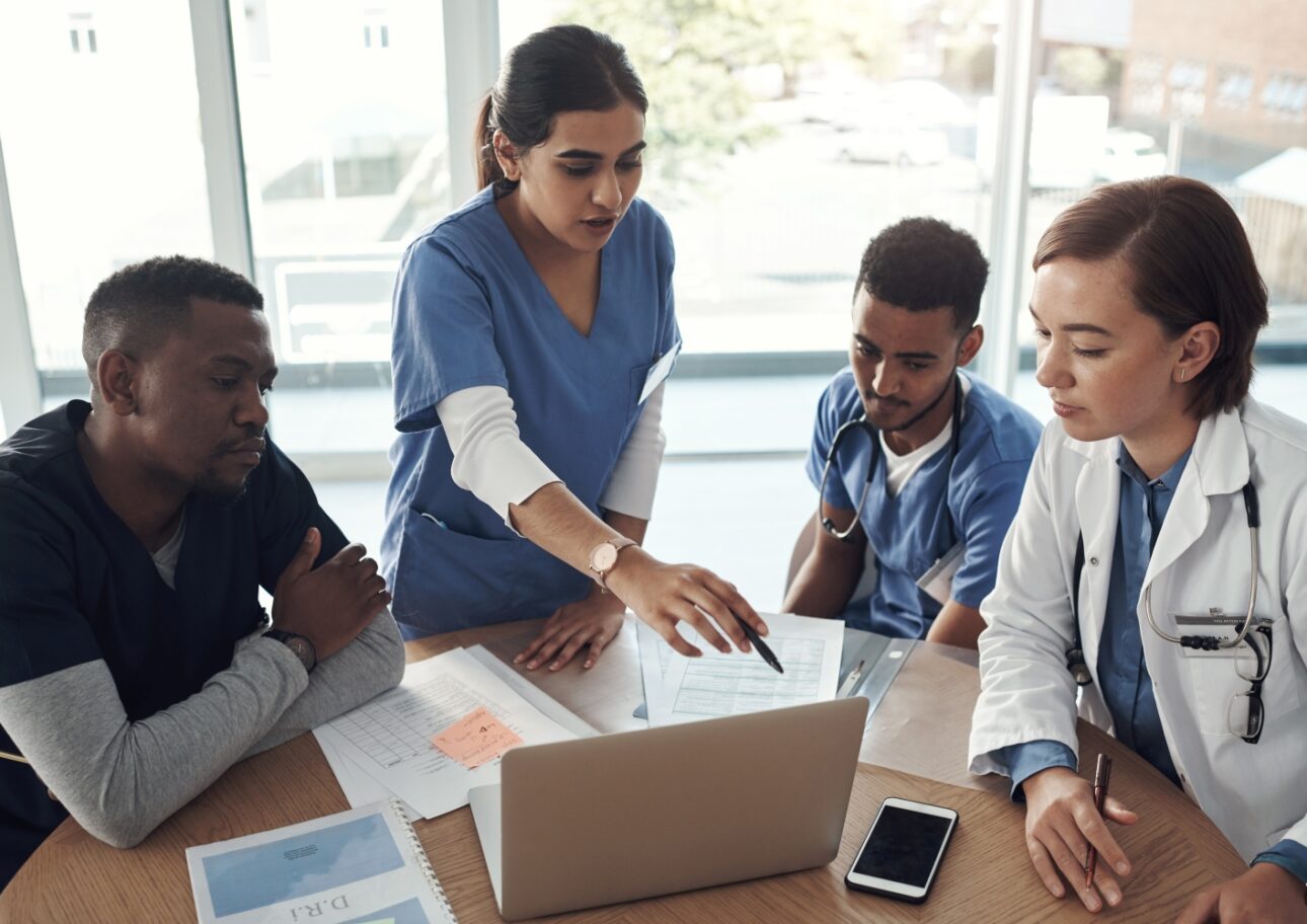 En grupp sjukvårdspersonal i möte