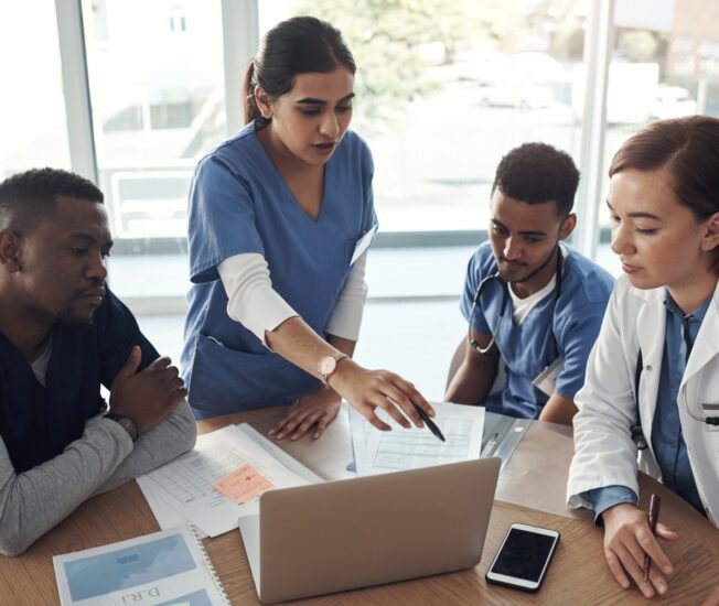 En grupp sjukvårdspersonal i möte