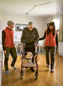 Jan-Erik går med sin rullator som hunden Råttan sitter i