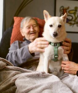Hunden Råttan sitter i Jan-Eriks knä
