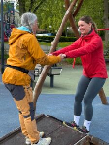 Forskaren Kristin Godtman Kling syns tillsammans med en äldre kvinna som gör tantparkour