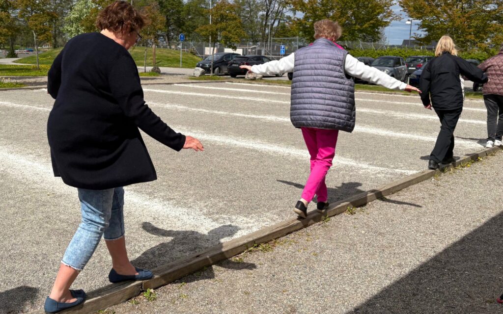 Äldre kvinnor balanserar på hög tröskel utomhus