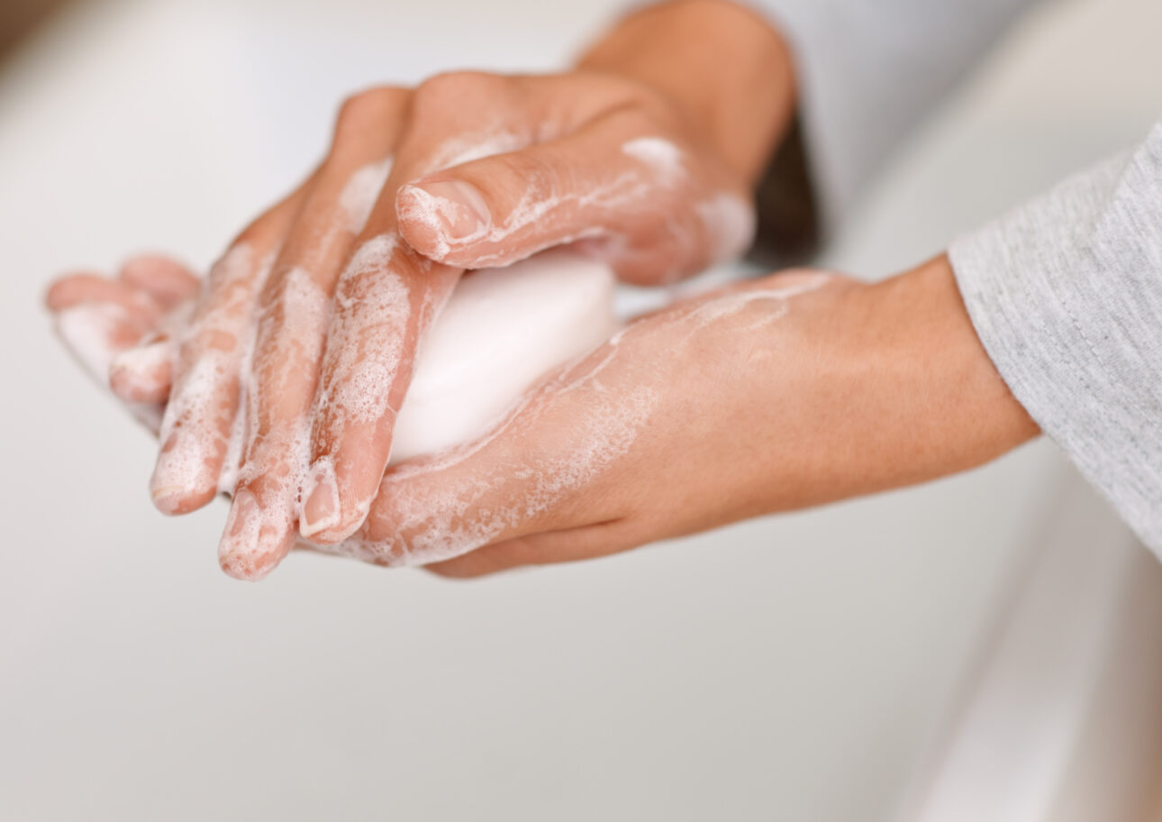 Person tvättar händerna