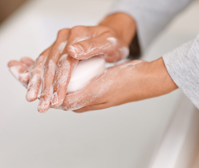 Person tvättar händerna