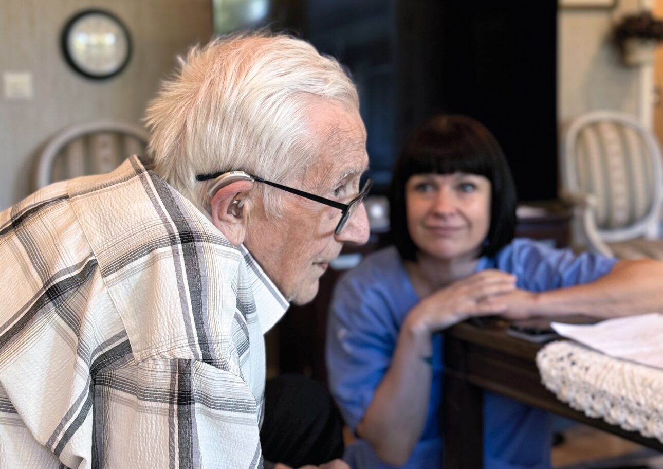 Tandhygienisten Jessica Friberg sitter med patienten Olof