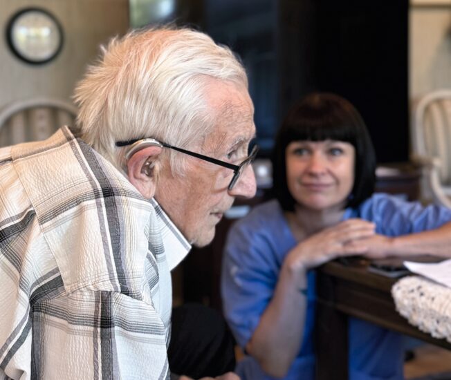 Tandhygienisten Jessica Friberg sitter med patienten Olof