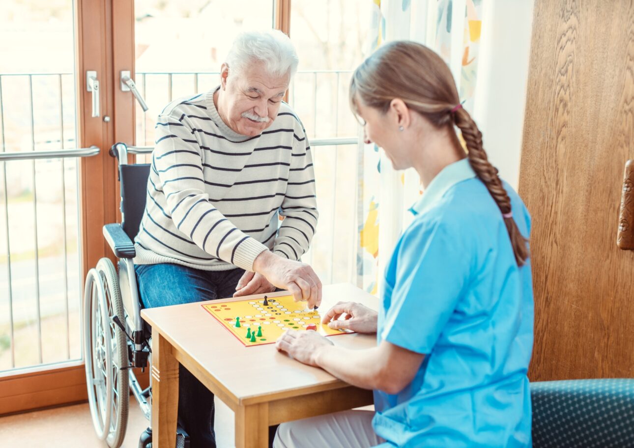 Personal spelar spel med boende