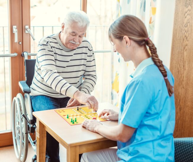 Personal spelar spel med boende