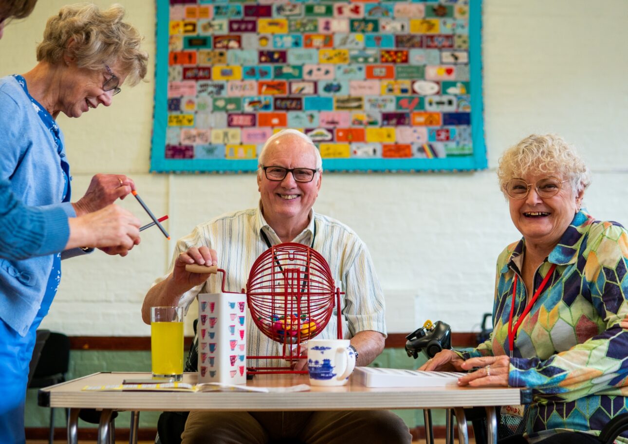 Äldre personer samlade kring ett spel