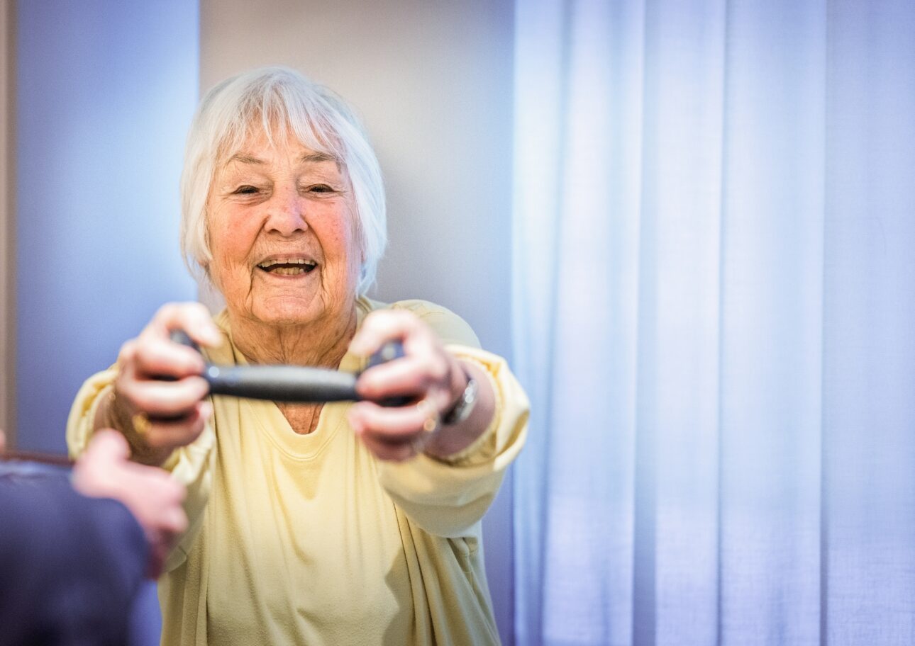 Äldre kvinna lyfter handvikt