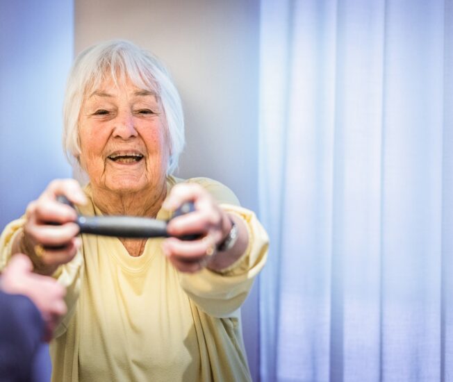 Äldre kvinna lyfter handvikt