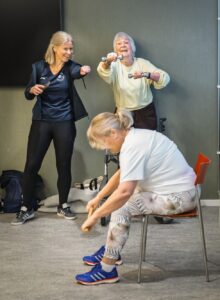 Äldre kvinnor tränar