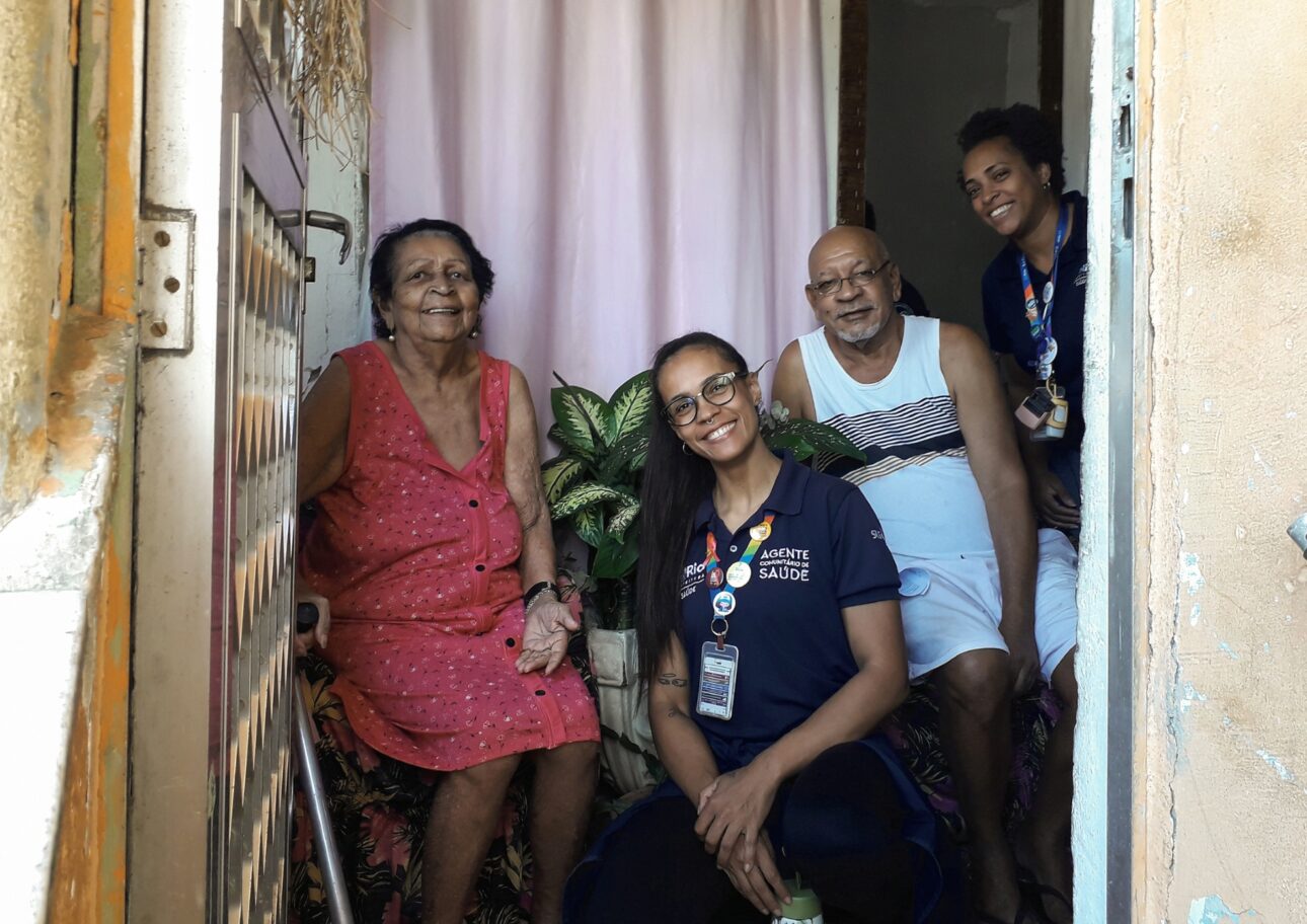 Sjuksköterska besöker äldre i Brasilien