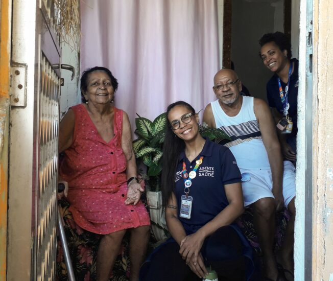 Sjuksköterska besöker äldre i Brasilien