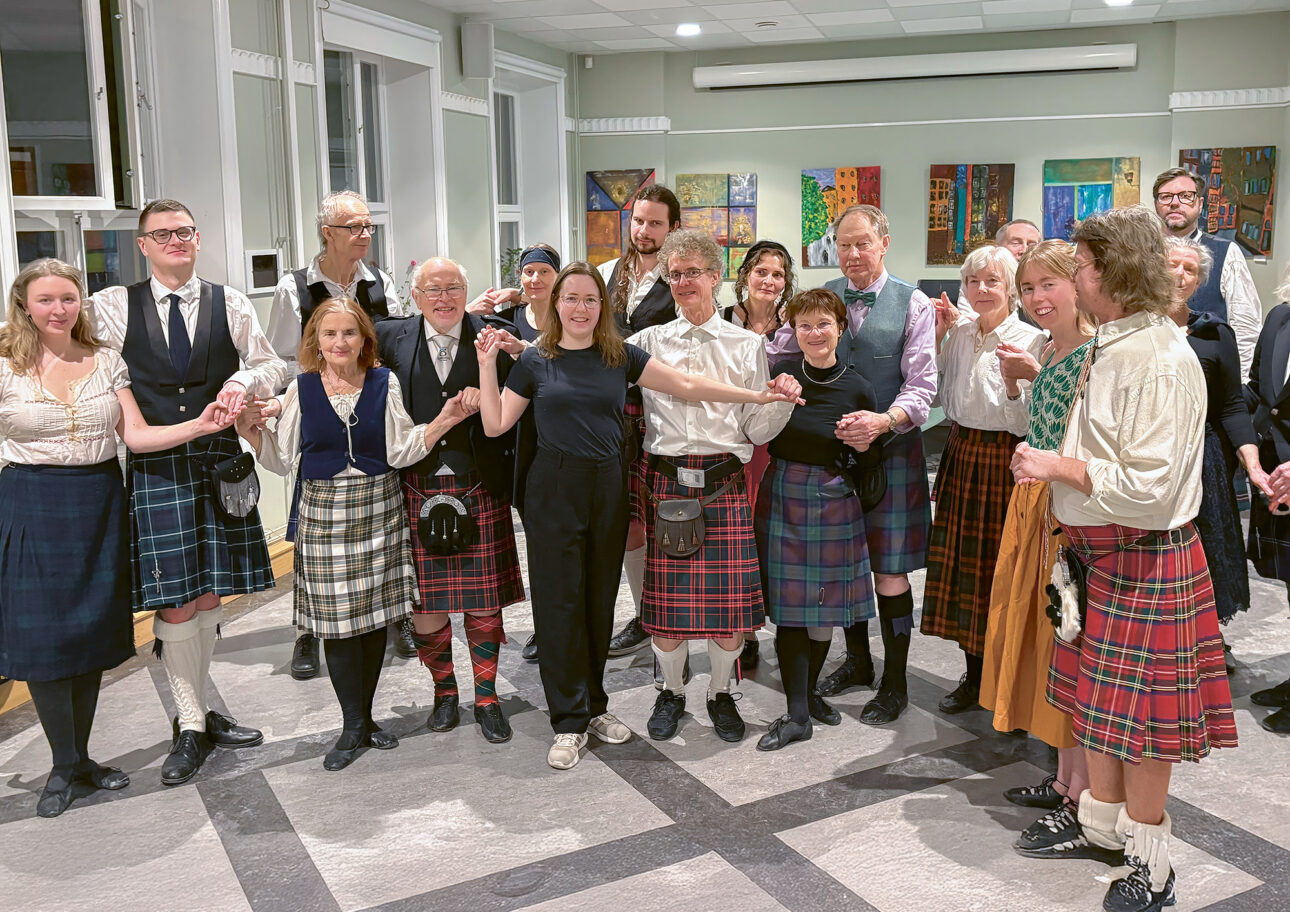 Gruppfoto på skotska folkdansare