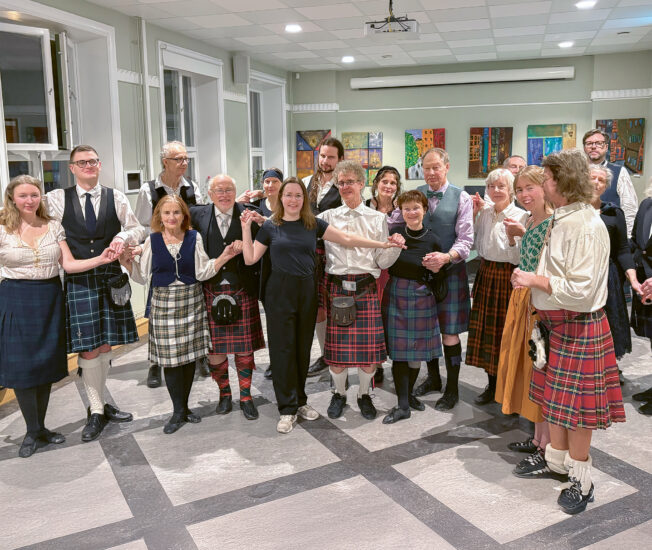 Gruppfoto på skotska folkdansare