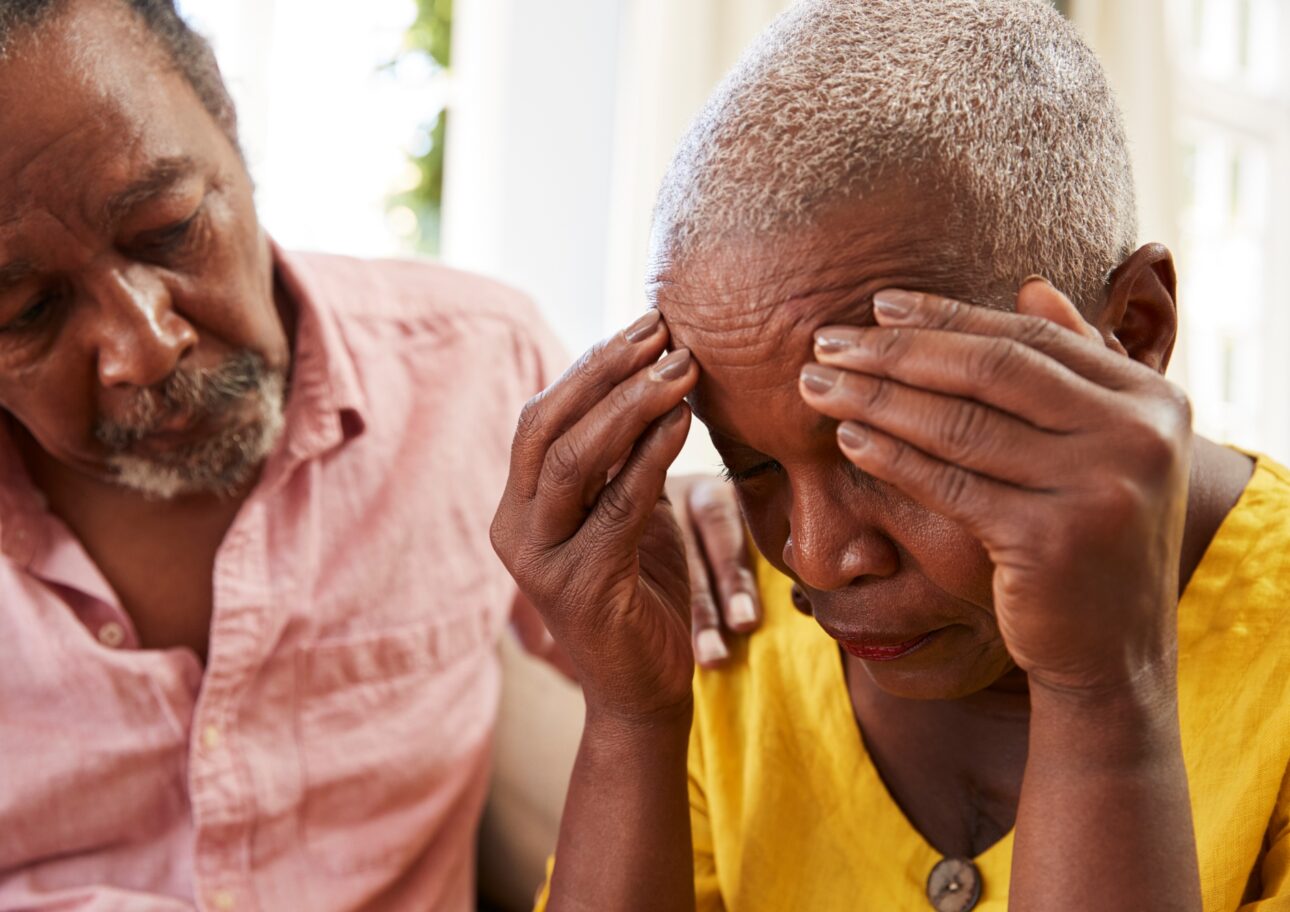 Äldre man tröstar äldre kvinna