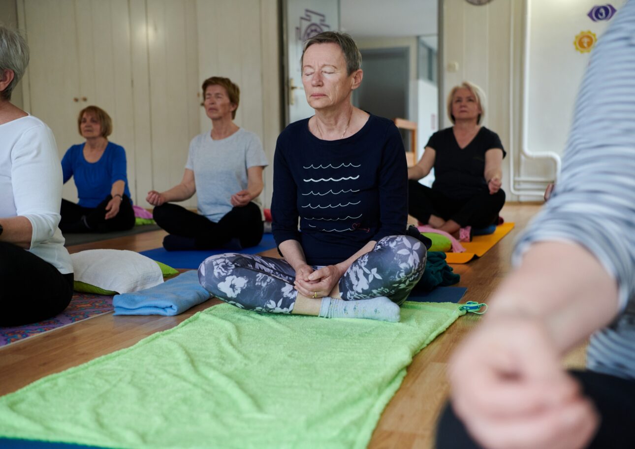 Äldre kvinnor mediterar