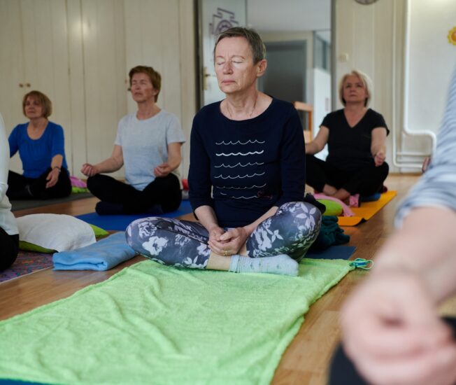 Äldre kvinnor mediterar